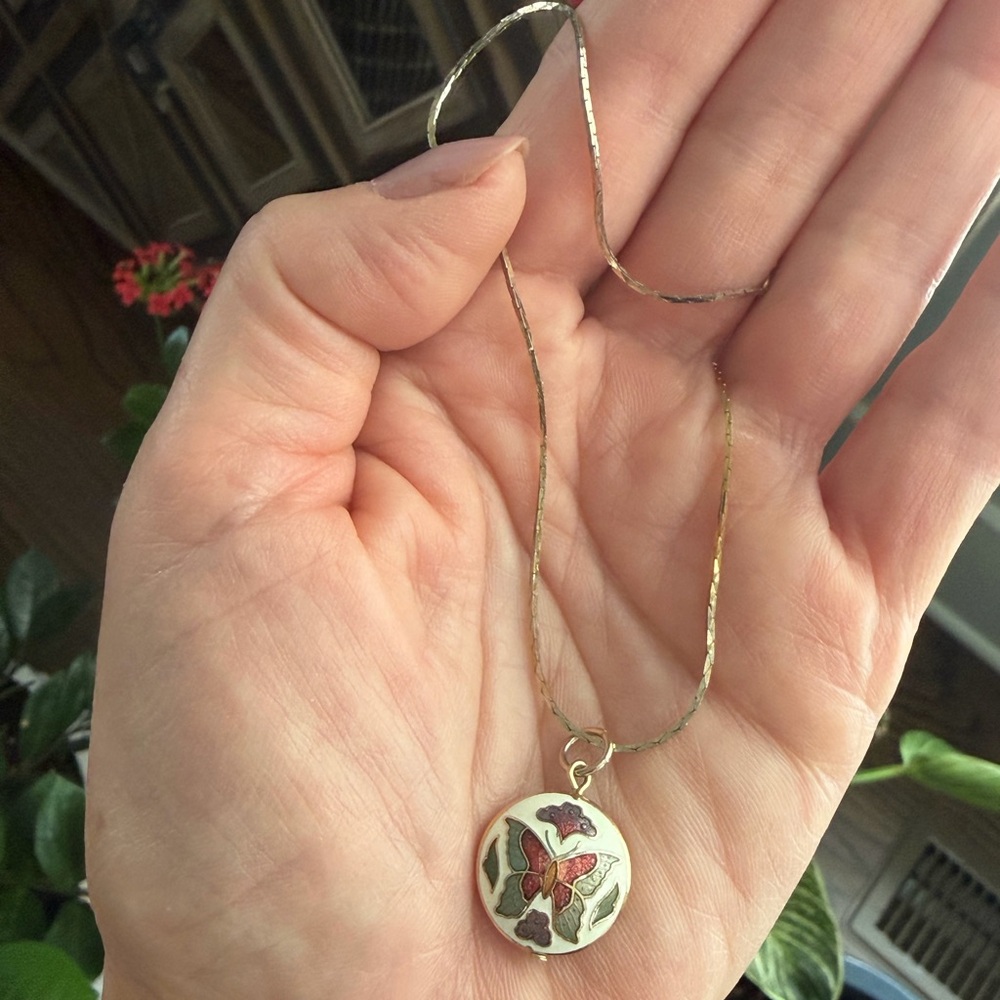 Elegant Gold Butterfly Pendant Necklace